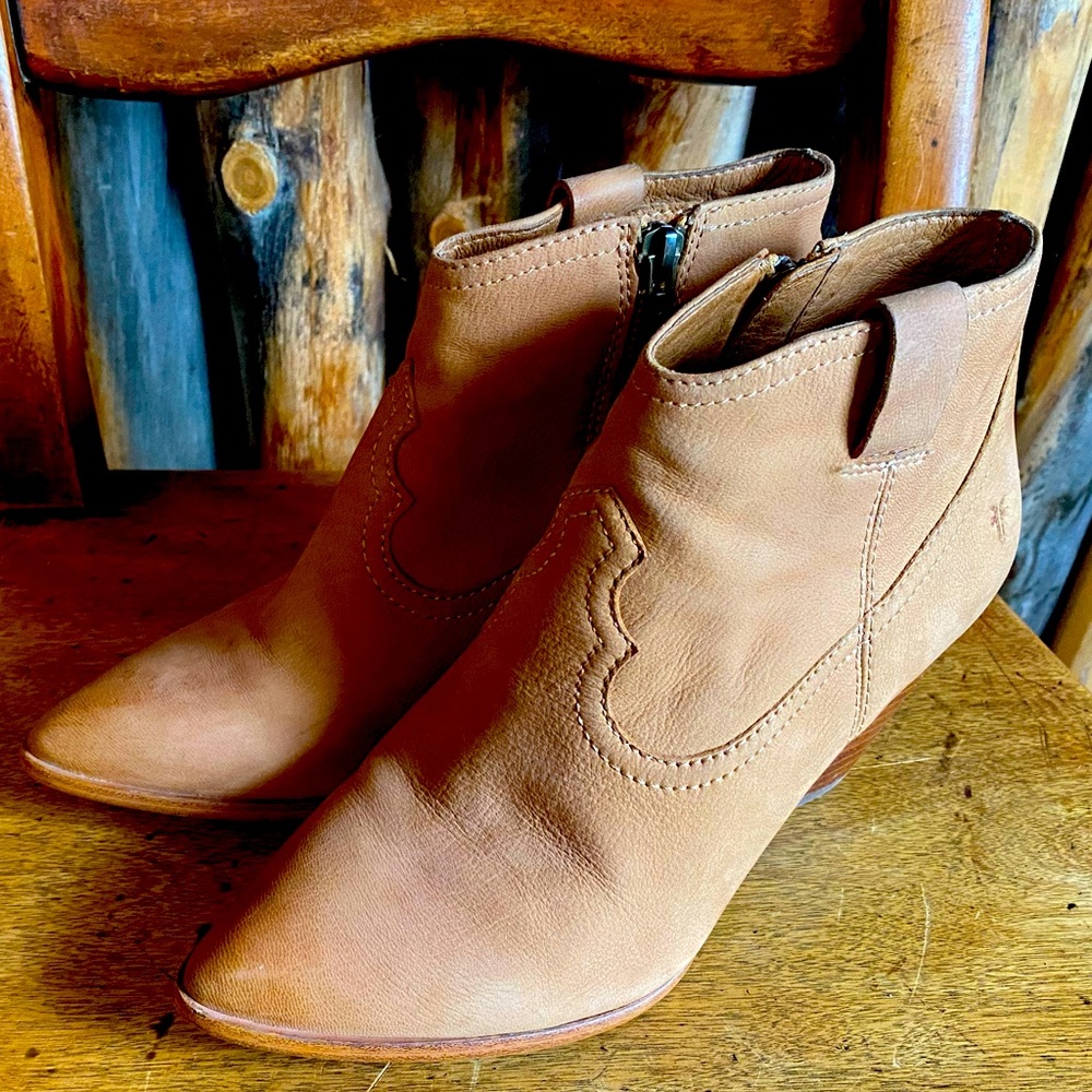 Frye Reina Bootie Size 6 Sand